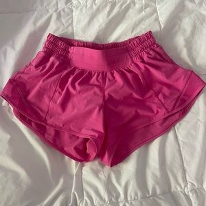 Lululemon Hotty Hot Low-Rise 2.5 Sonic Pink size 4 shorts